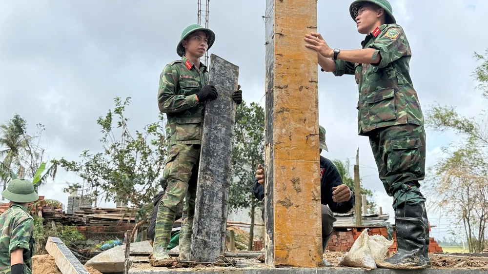 Bộ đội tích cực giúp dân xây nhà. Ảnh: T.Q Quang Trung 5.jpg
