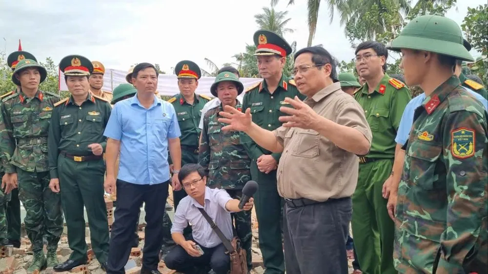 Thủ tướng Phạm Minh Chính đến thăm vùng lũ xã Hòa Thịnh hồi tháng 11. Ảnh: T.T Quang Trung 03.jpg