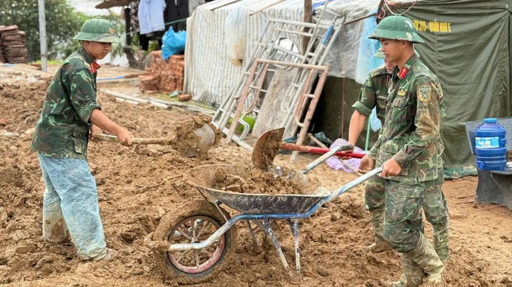Dù thời tiết không thuận lợi nhưng bộ đội vẫn miệt mài làm việc. Ảnh: T.Q Quang Trung 100.jpg