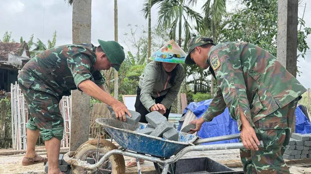 Người dân cùng chung tay giúp bộ đội xây nhà. Ảnh: T.Q Quang Trung.jpg