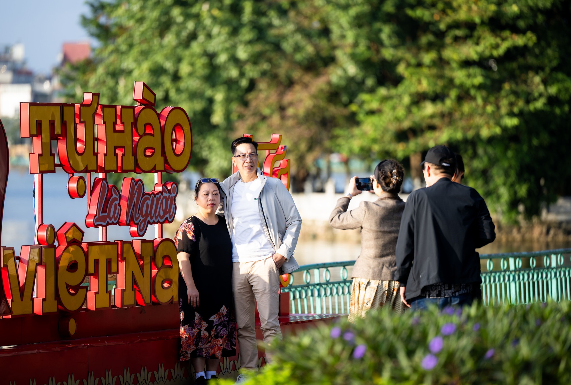 Toàn cảnh Hà Nội hôm nay thật lạ: Bầu trời trong vắt, chất lượng không khí “lọt top” tốt trên thế giới- Ảnh 11. Toàn cảnh Hà Nội hôm nay thật lạ: Bầu trời trong vắt, chất lượng không khí “lọt top” tốt trên thế giới- Ảnh 11.