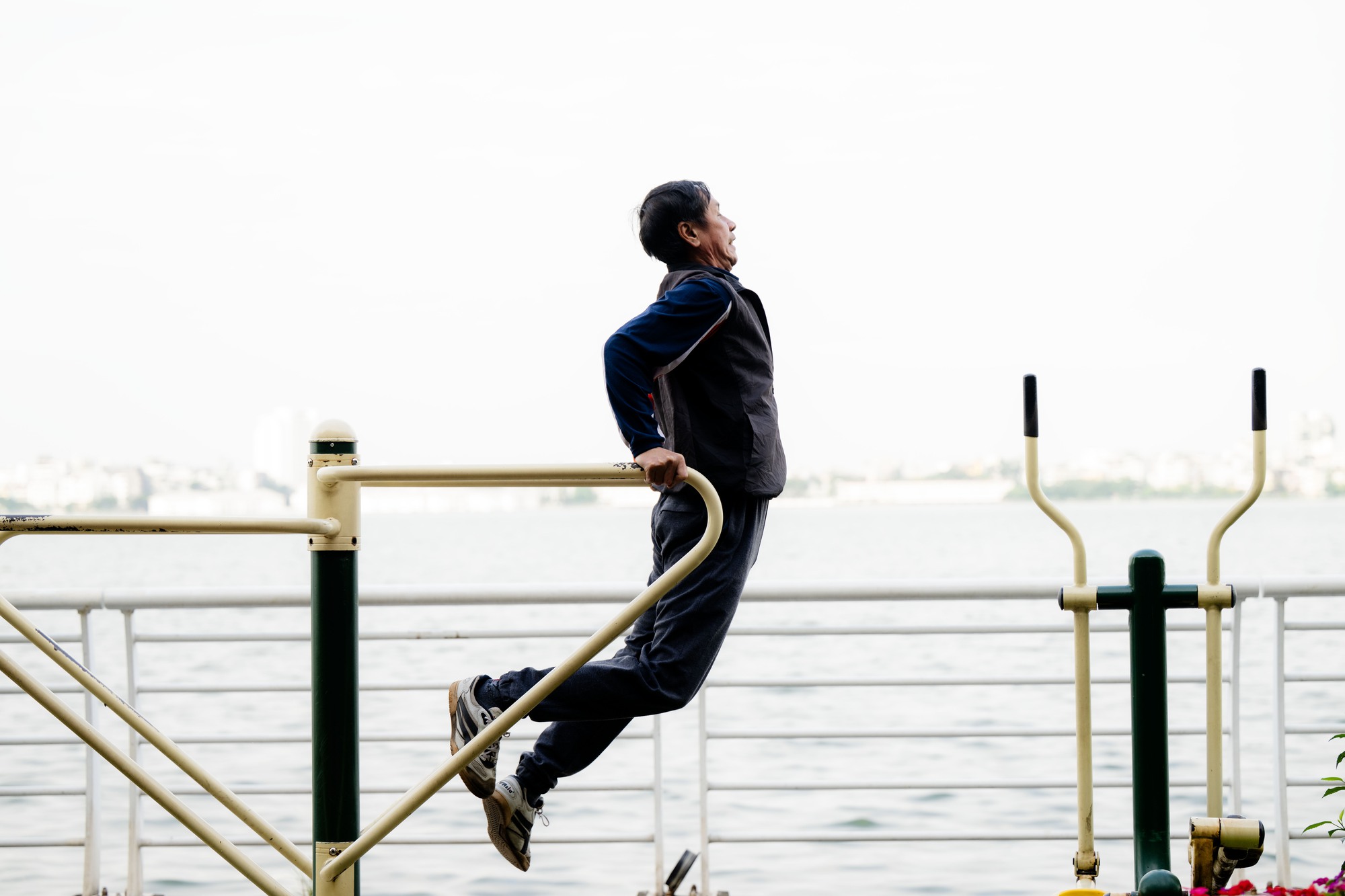 Toàn cảnh Hà Nội hôm nay thật lạ: Bầu trời trong vắt, chất lượng không khí “lọt top” tốt trên thế giới- Ảnh 18. Toàn cảnh Hà Nội hôm nay thật lạ: Bầu trời trong vắt, chất lượng không khí “lọt top” tốt trên thế giới- Ảnh 18.