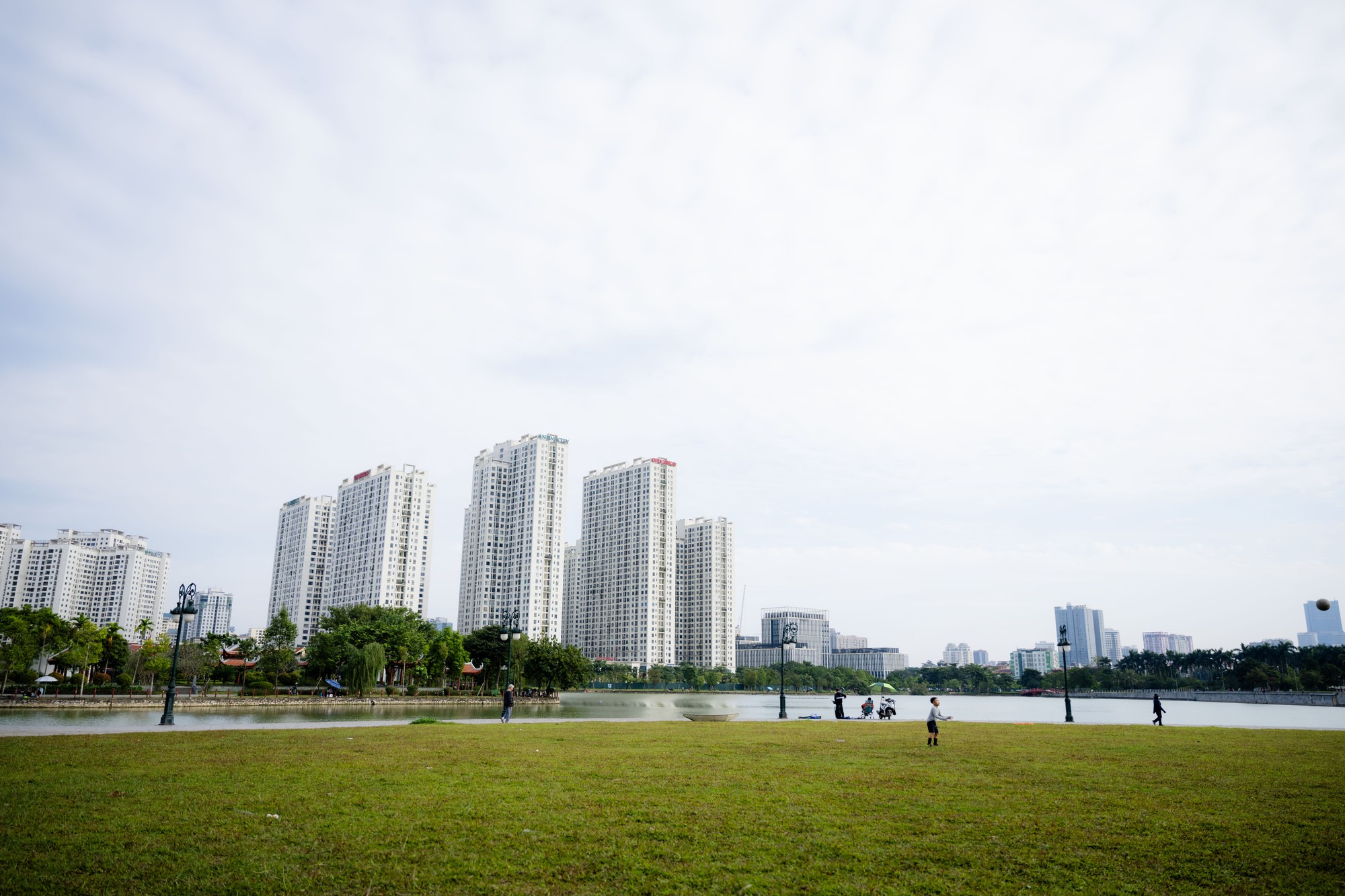 Toàn cảnh Hà Nội hôm nay thật lạ: Bầu trời trong vắt, chất lượng không khí “lọt top” tốt trên thế giới- Ảnh 23. Toàn cảnh Hà Nội hôm nay thật lạ: Bầu trời trong vắt, chất lượng không khí “lọt top” tốt trên thế giới- Ảnh 23.