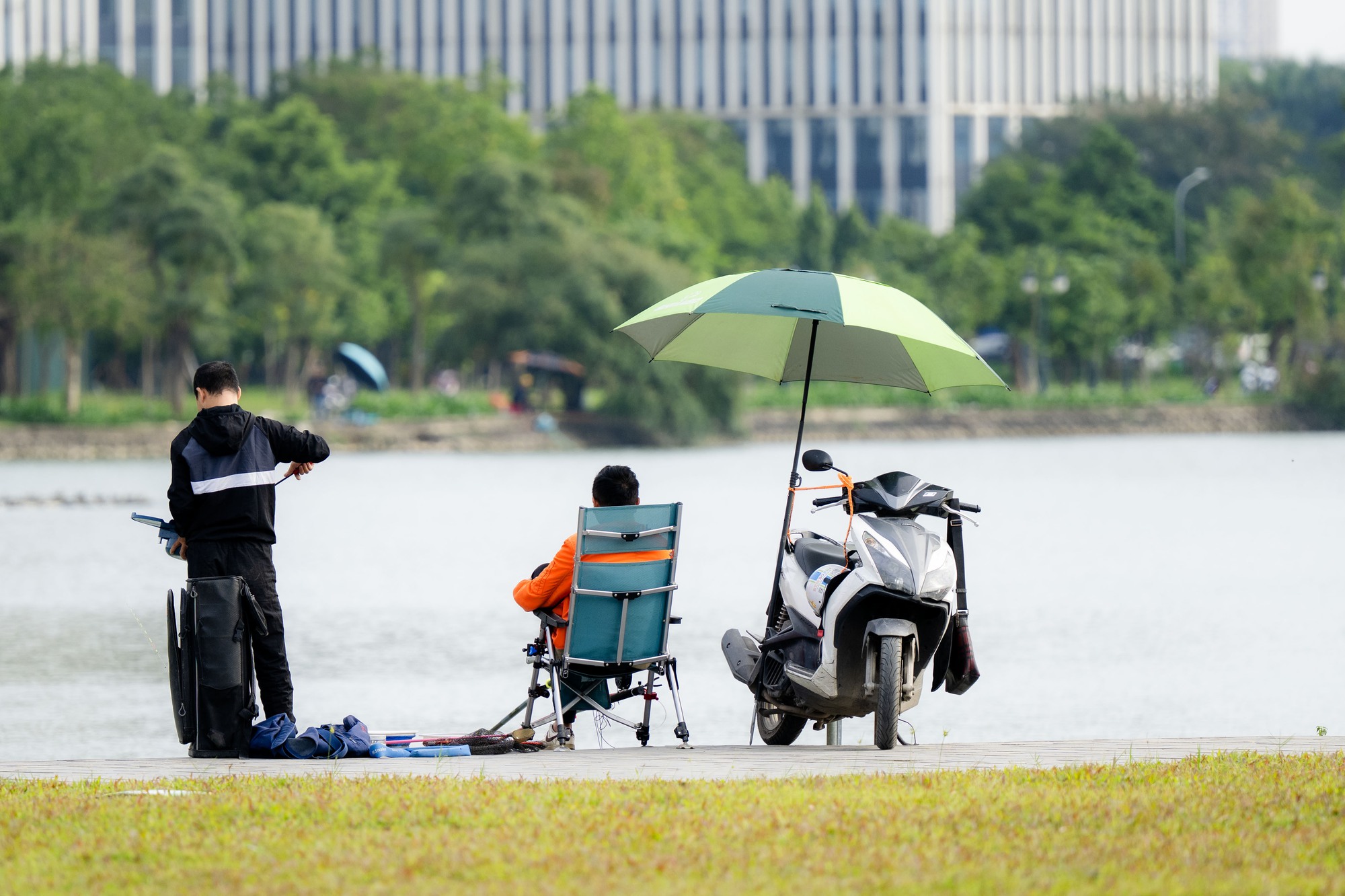 Toàn cảnh Hà Nội hôm nay thật lạ: Bầu trời trong vắt, chất lượng không khí “lọt top” tốt trên thế giới- Ảnh 25. Toàn cảnh Hà Nội hôm nay thật lạ: Bầu trời trong vắt, chất lượng không khí “lọt top” tốt trên thế giới- Ảnh 25.