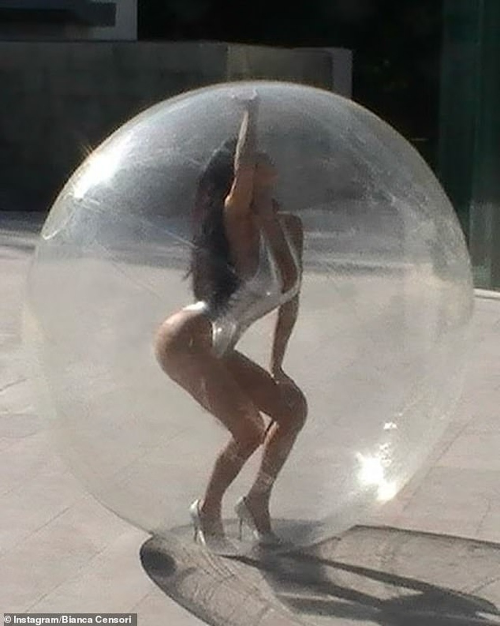 Trang phục “mặc như không” của vợ Kanye West: Nghệ thuật hay phản cảm? - 3