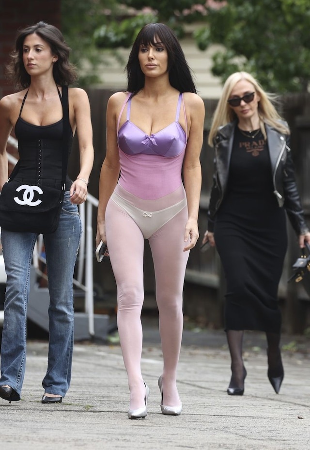 Trang phục “mặc như không” của vợ Kanye West: Nghệ thuật hay phản cảm? - 2