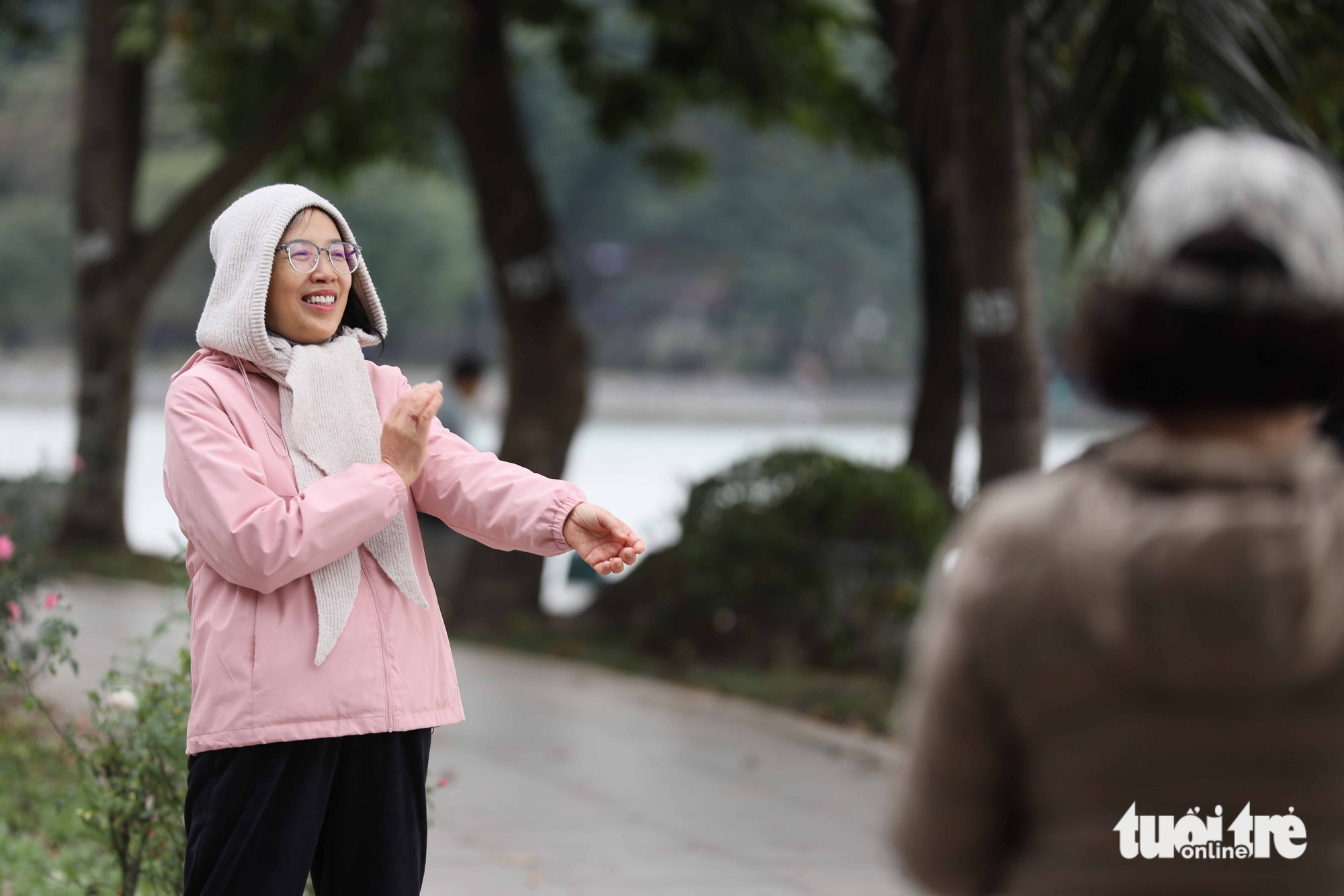 Người dân thủ đô ra ngoài 'hít hà' sau chuỗi ngày ô nhiễm cảnh báo tím 2 ô nhiễm - Ảnh 2.