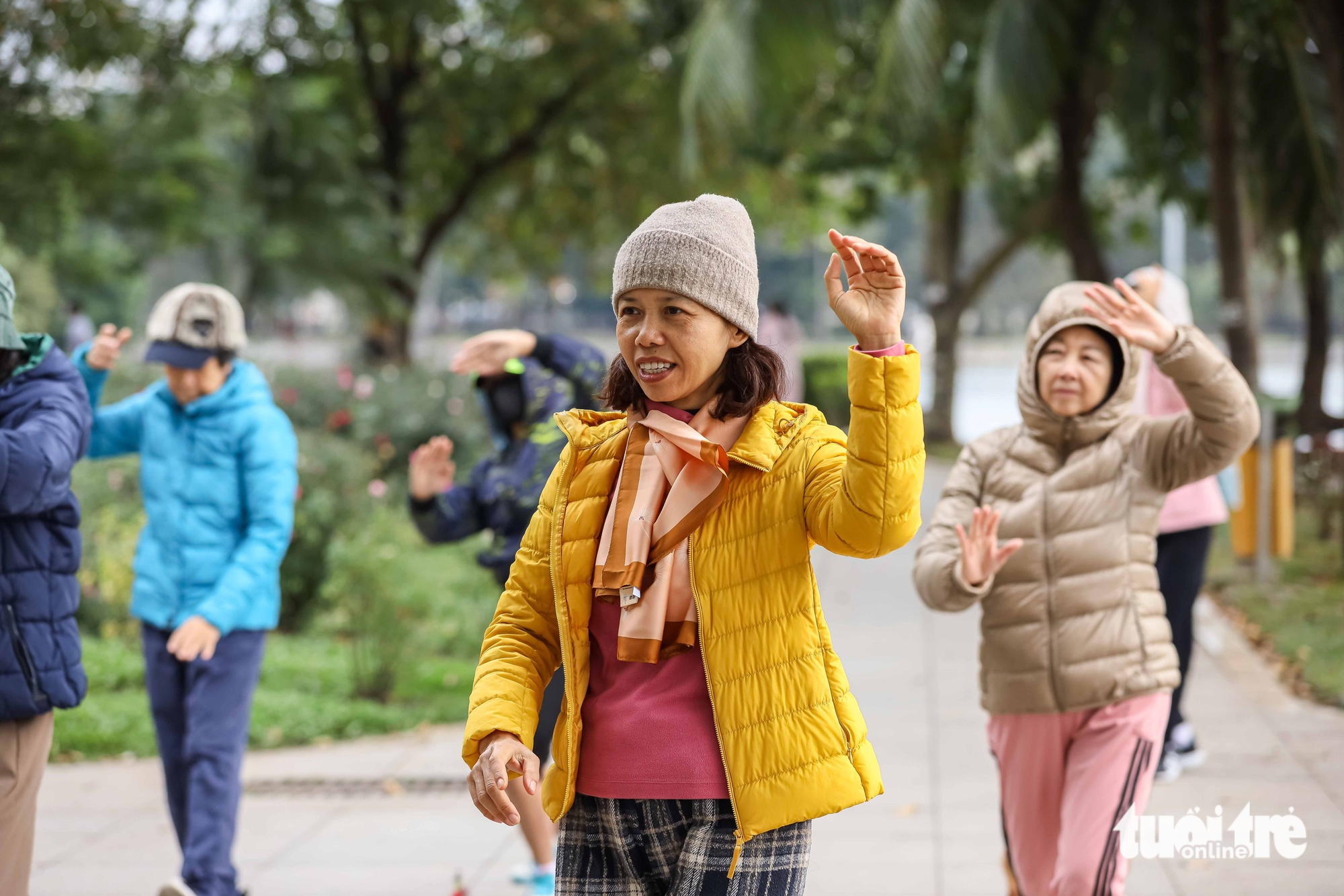 Người dân thủ đô ra ngoài 'hít hà' sau chuỗi ngày ô nhiễm cảnh báo tím 3 ô nhiễm - Ảnh 3.