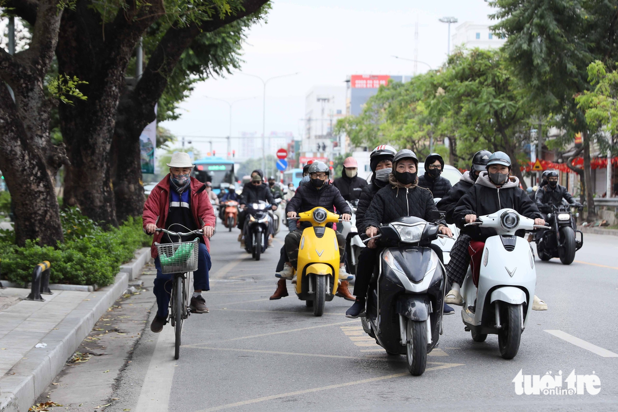 Người dân thủ đô ra ngoài 'hít hà' sau chuỗi ngày ô nhiễm cảnh báo tím 4 ô nhiễm - Ảnh 4.