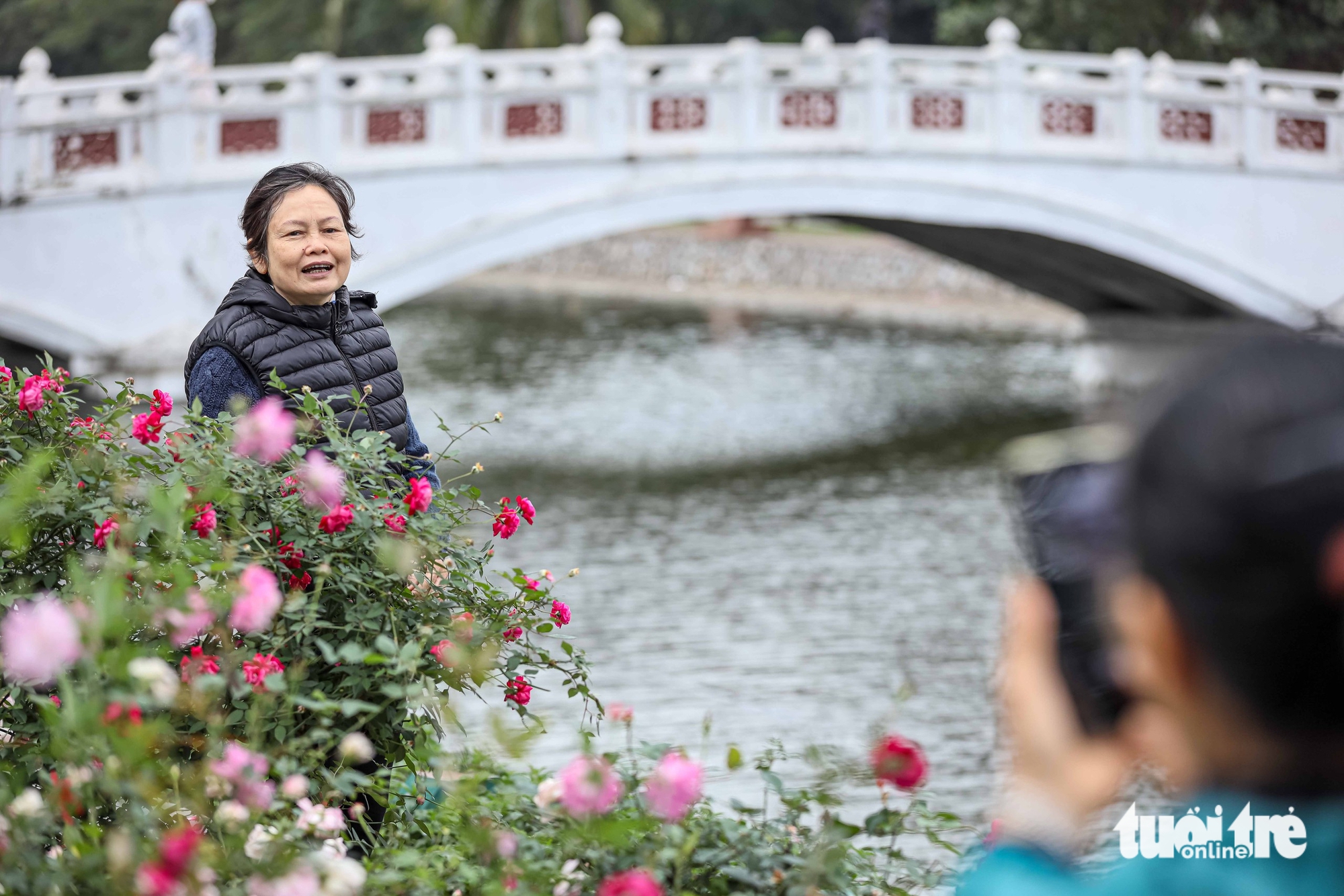 Người dân thủ đô ra ngoài 'hít hà' sau chuỗi ngày ô nhiễm cảnh báo tím 5 ô nhiễm - Ảnh 5.