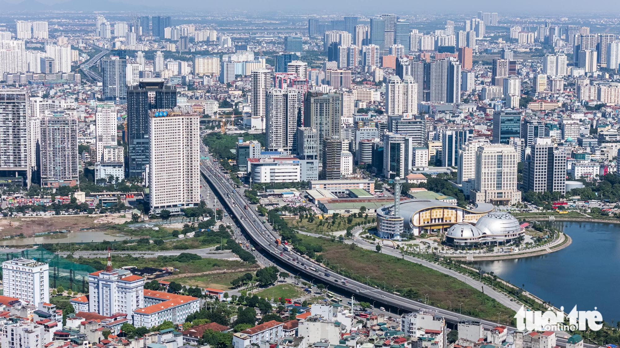 Người dân thủ đô ra ngoài 'hít hà' sau chuỗi ngày ô nhiễm cảnh báo tím 6 ô nhiễm - Ảnh 6.