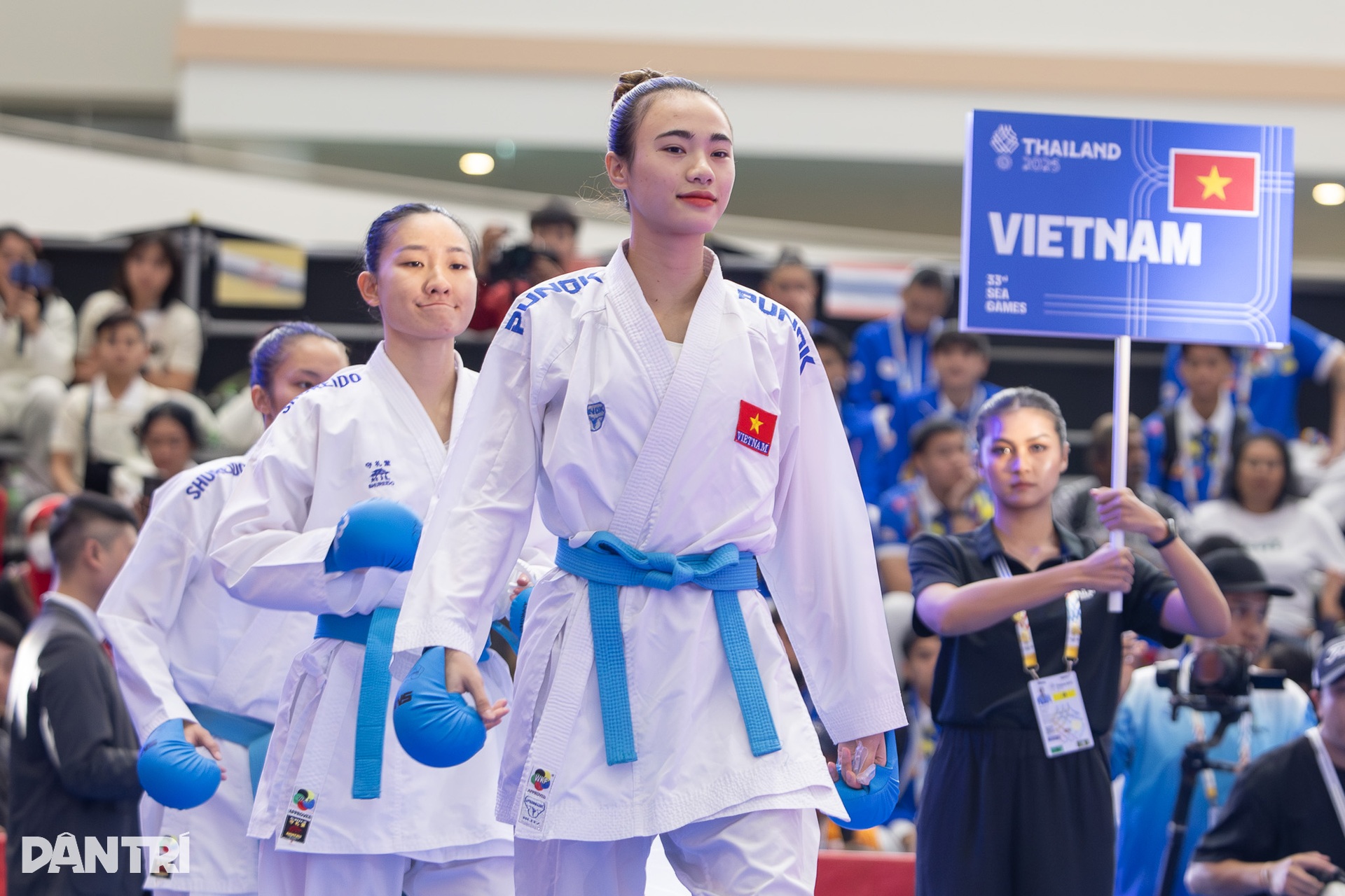 Đấu thay chị gái chấn thương,  nữ võ sĩ mang về HCV karate tại SEA Games 33 - 2