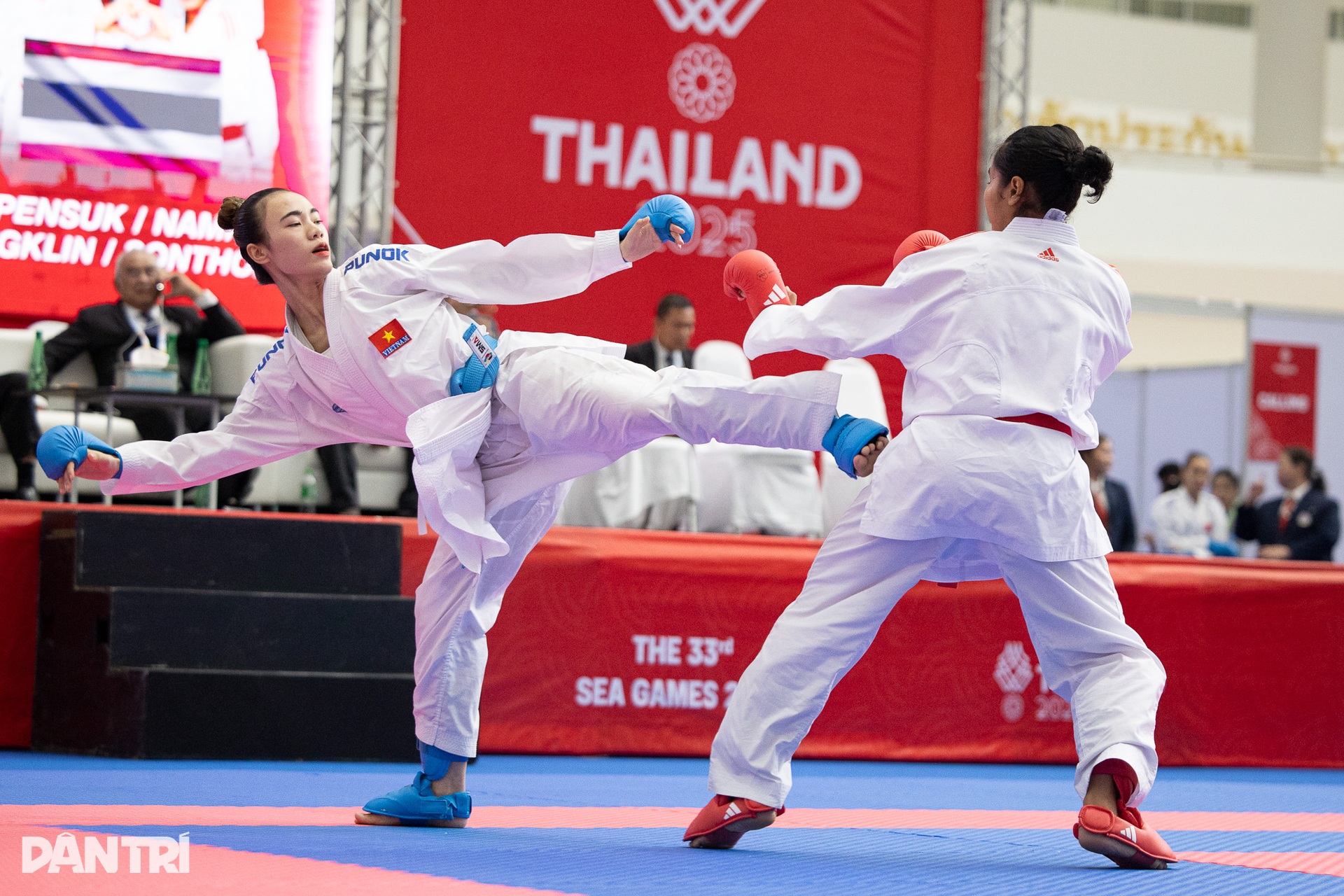 Đấu thay chị gái chấn thương,  nữ võ sĩ mang về HCV karate tại SEA Games 33 - 3