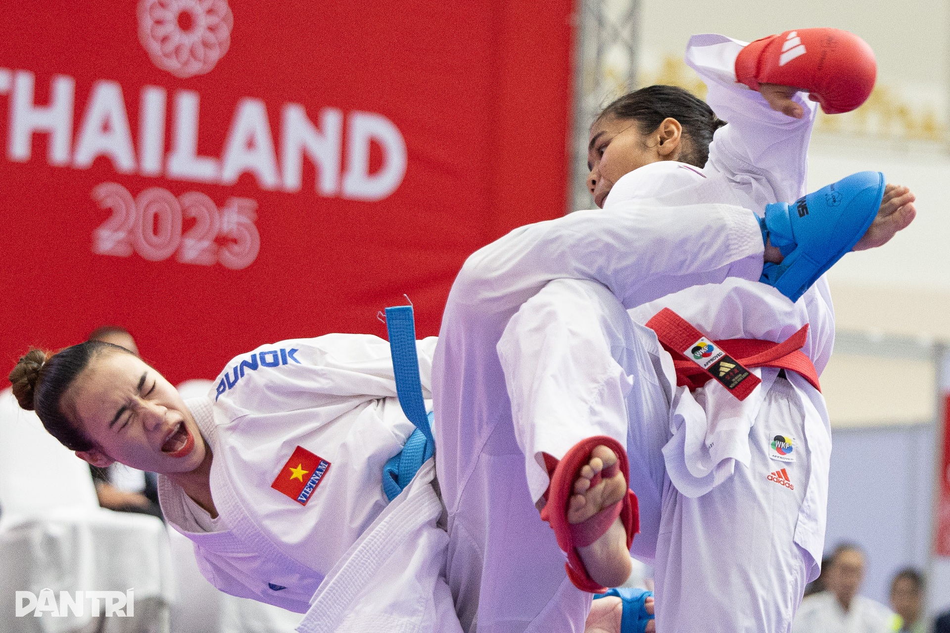 Đấu thay chị gái chấn thương,  nữ võ sĩ mang về HCV karate tại SEA Games 33 - 4