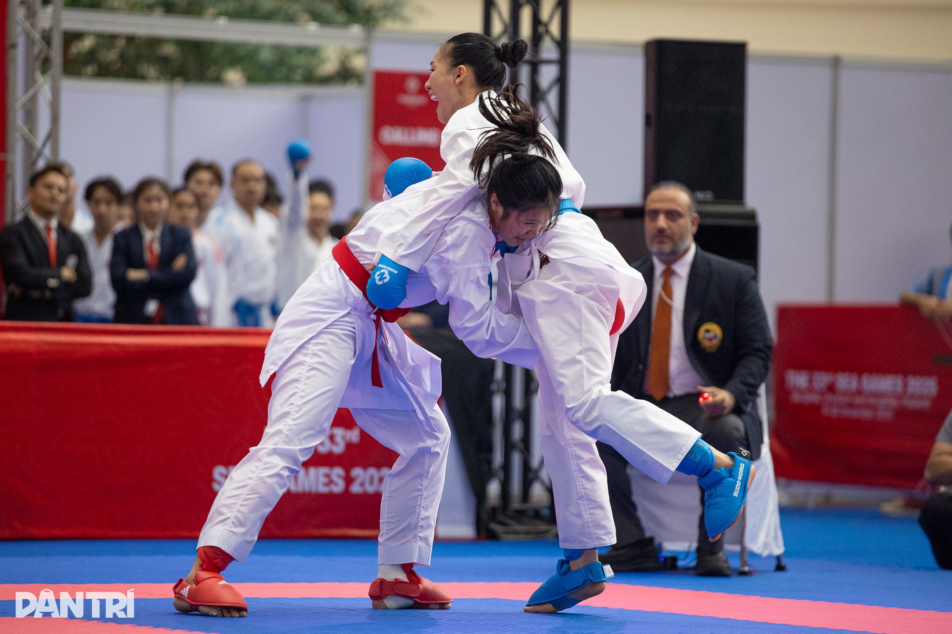Đấu thay chị gái chấn thương,  nữ võ sĩ mang về HCV karate tại SEA Games 33 - 5