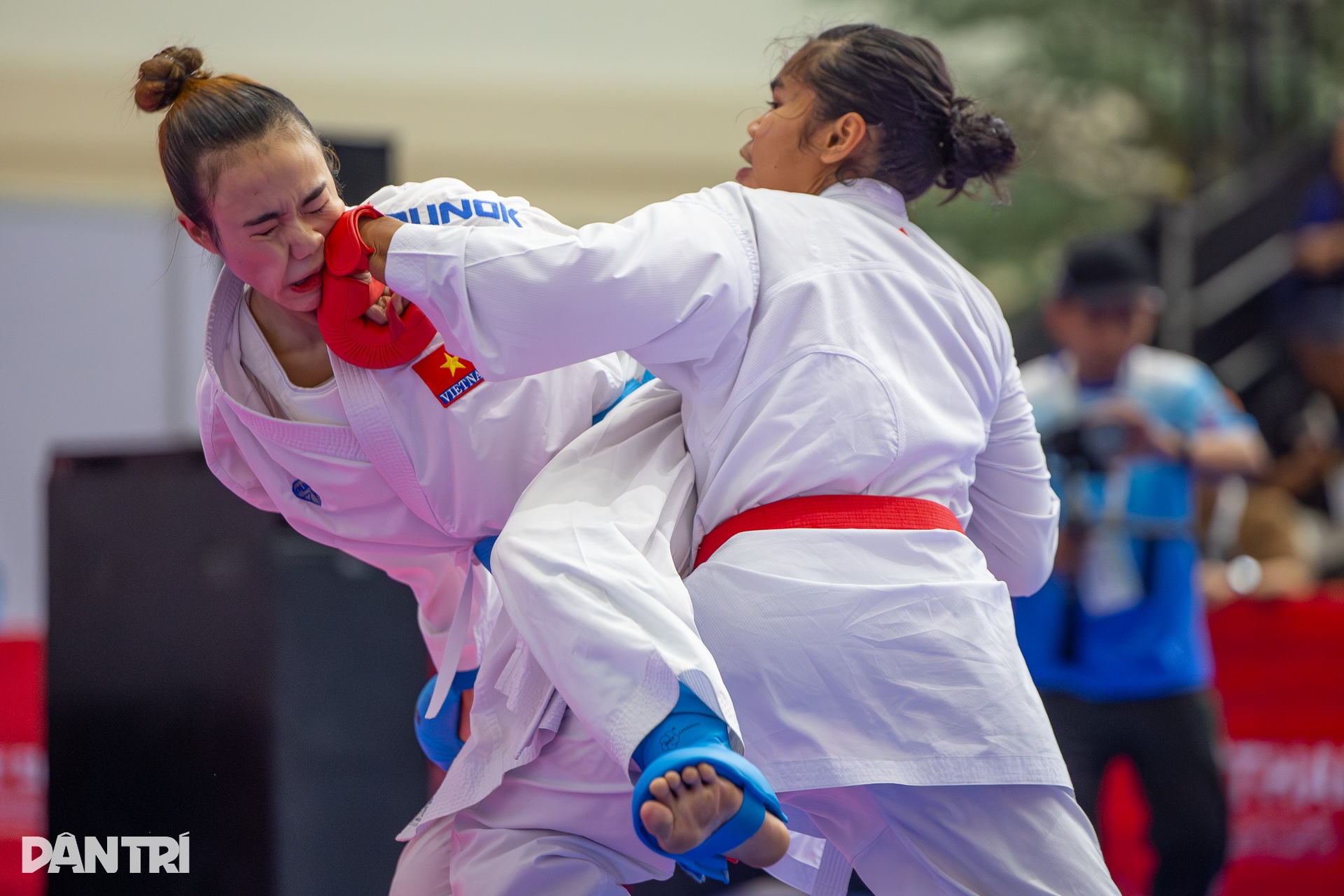Đấu thay chị gái chấn thương,  nữ võ sĩ mang về HCV karate tại SEA Games 33 - 6