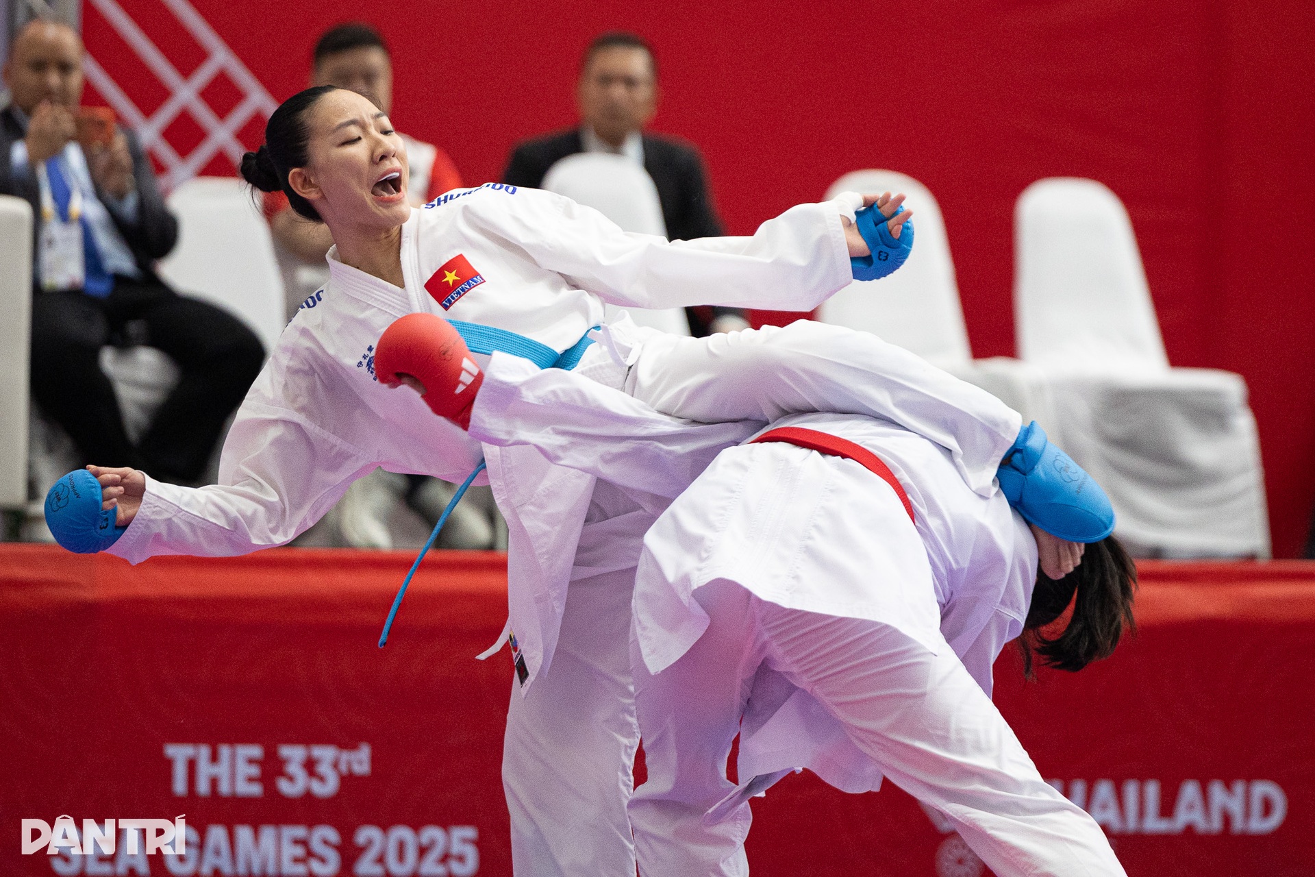 Đấu thay chị gái chấn thương,  nữ võ sĩ mang về HCV karate tại SEA Games 33 - 7