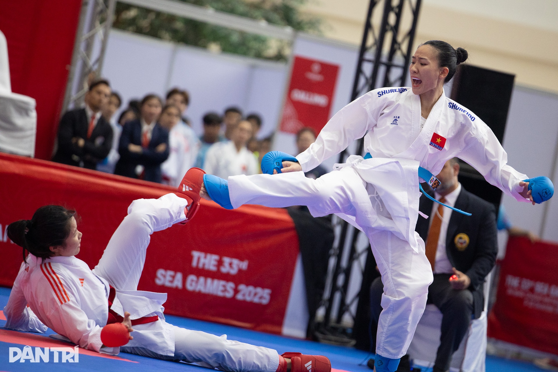 Đấu thay chị gái chấn thương,  nữ võ sĩ mang về HCV karate tại SEA Games 33 - 8