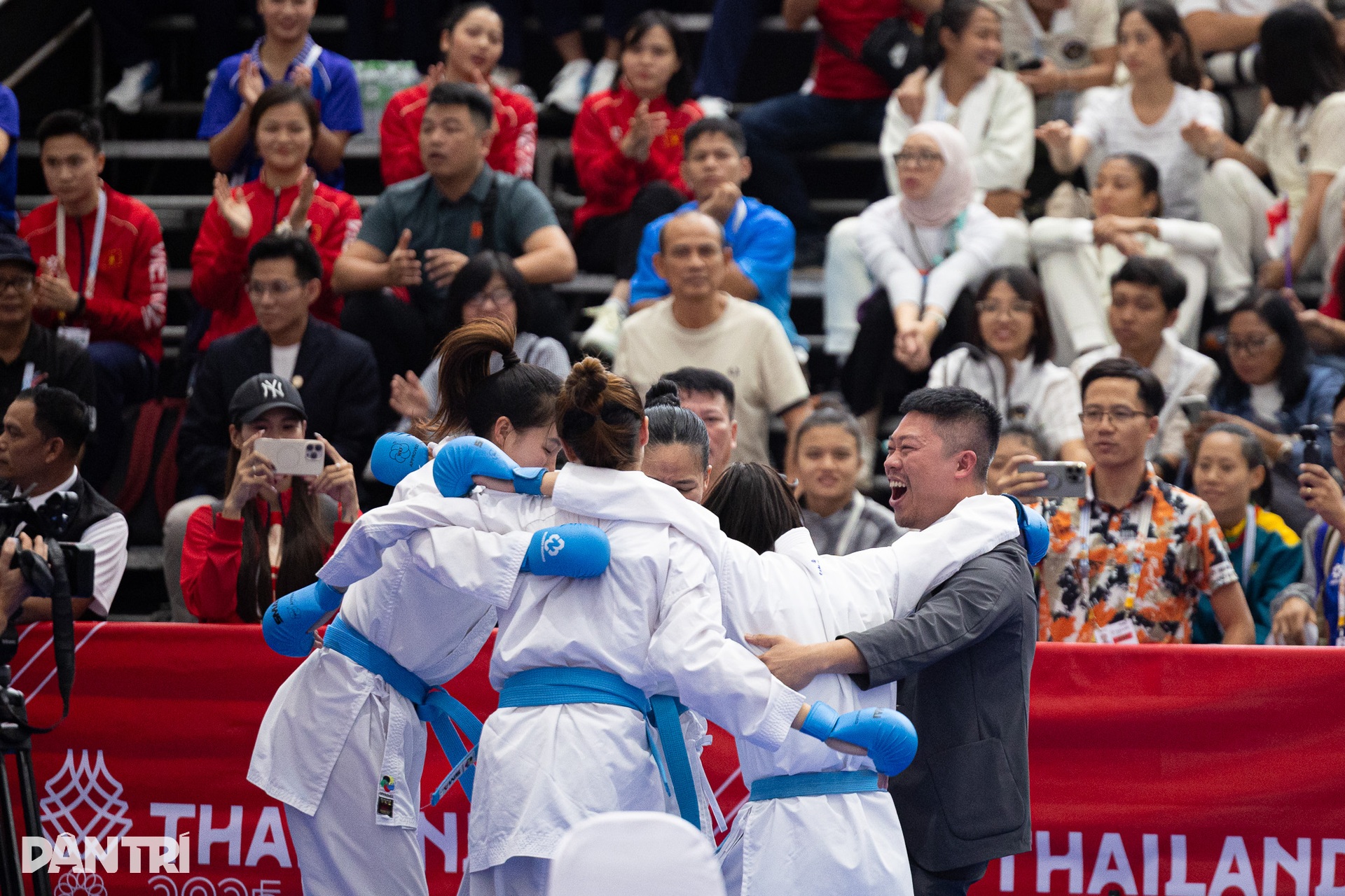 Đấu thay chị gái chấn thương,  nữ võ sĩ mang về HCV karate tại SEA Games 33 - 9