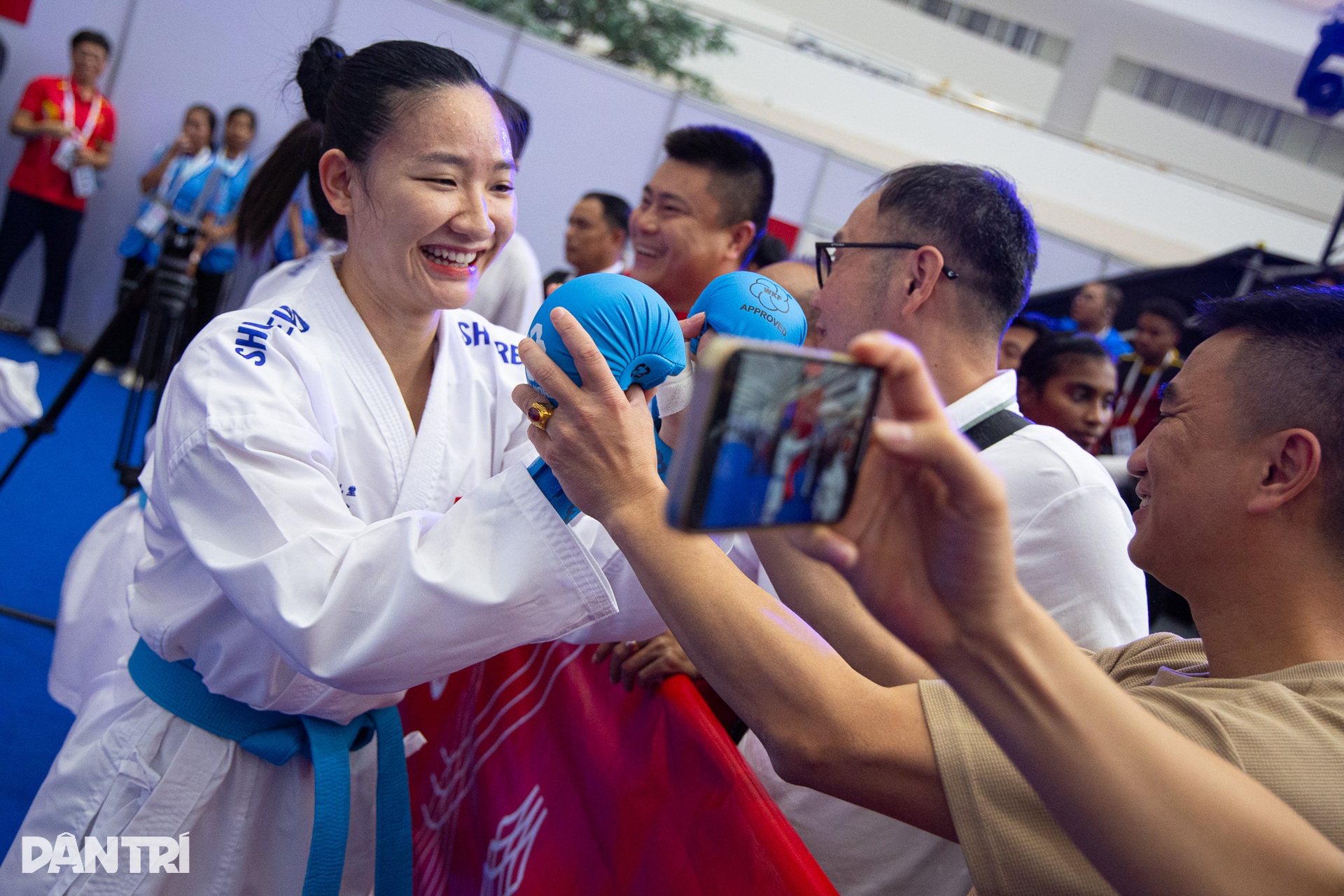 Đấu thay chị gái chấn thương,  nữ võ sĩ mang về HCV karate tại SEA Games 33 - 10