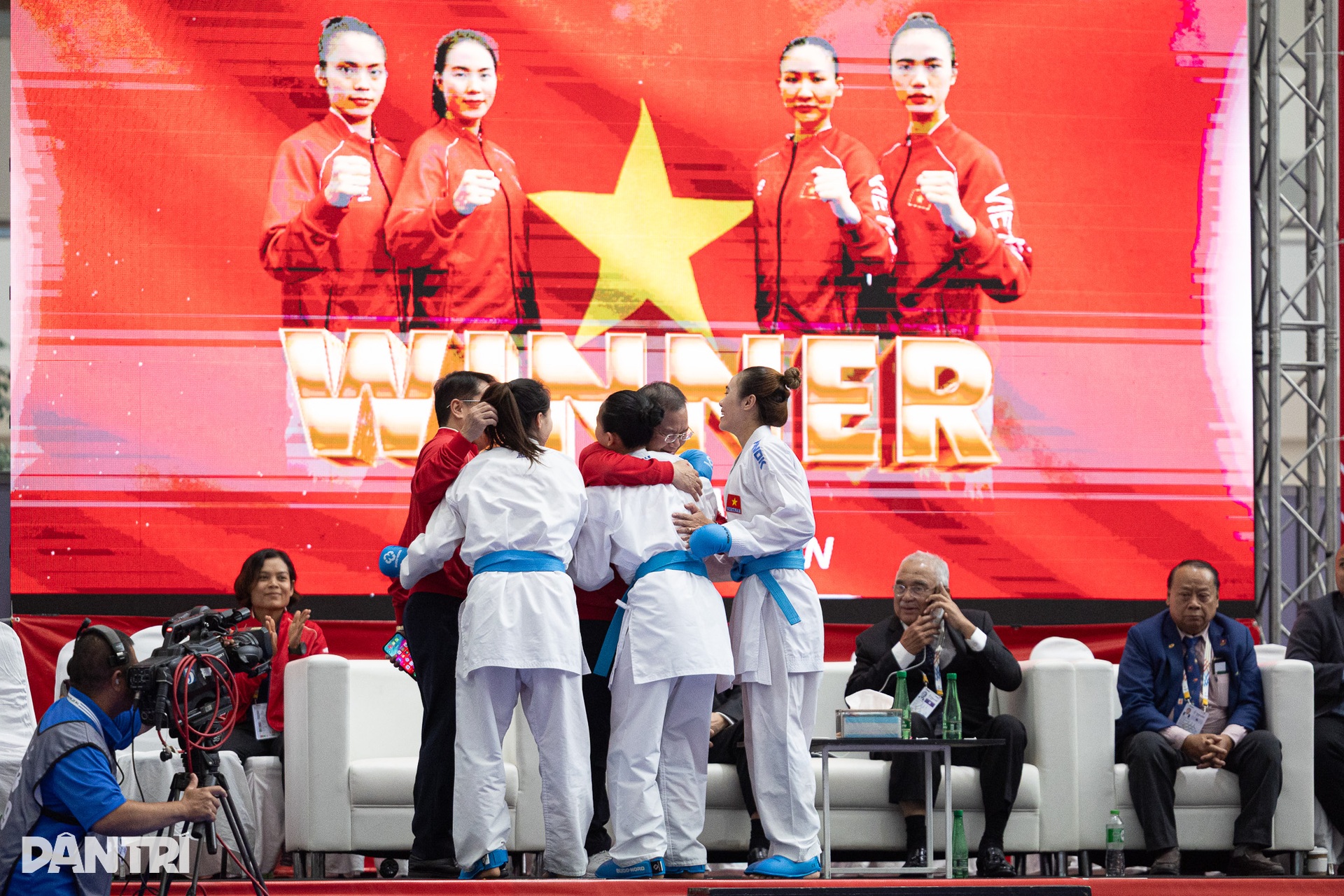 Đấu thay chị gái chấn thương,  nữ võ sĩ mang về HCV karate tại SEA Games 33 - 12