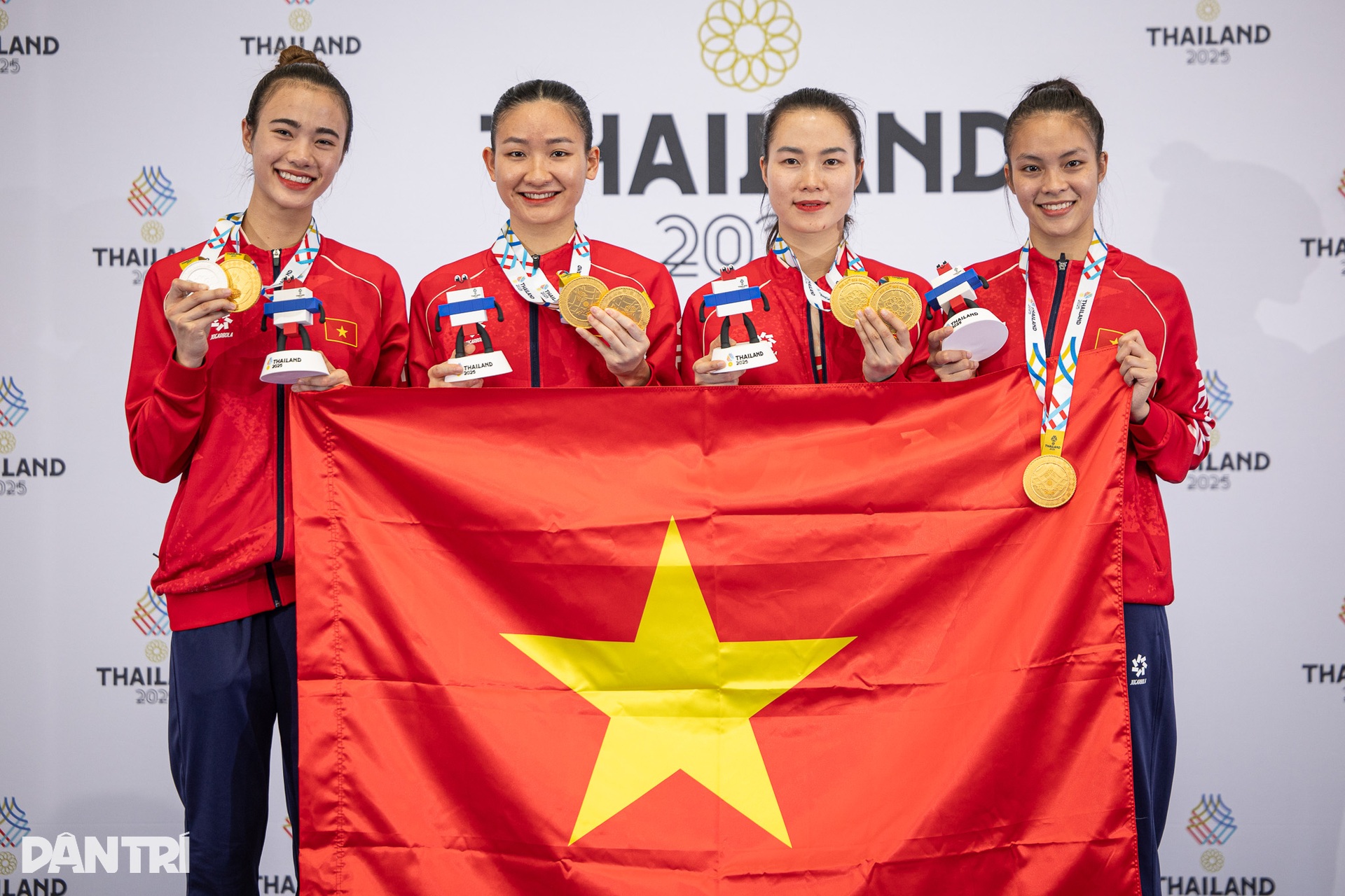 Đấu thay chị gái chấn thương,  nữ võ sĩ mang về HCV karate tại SEA Games 33 - 13
