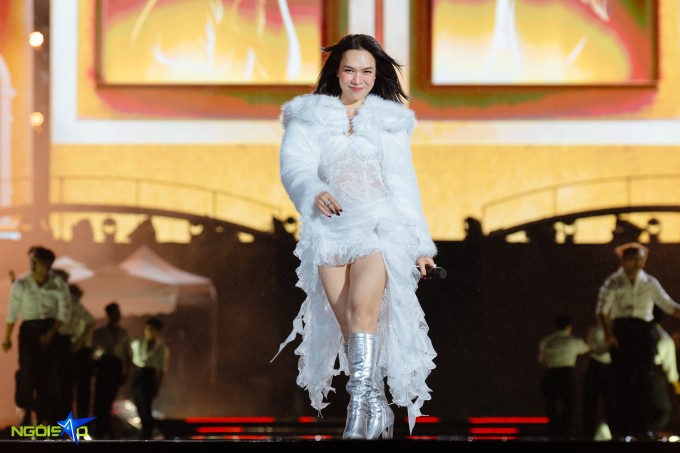 Mỹ Tâm diện đồ xuyên thấu, khoe vẻ sexy trong concert 4 Phần đầu của liveshow, cô khiến fan trầm trồ về độ trẻ trung khi diện bộ trang phục phong cách Y2K với váy ngắn chất liệu ren xuyên thấu phối cùng áo lông đồng màu và boot cao cổ ánh bạc.