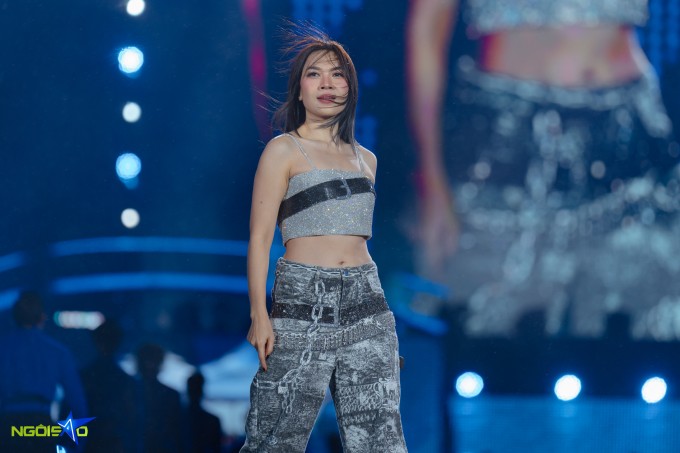 Mỹ Tâm diện đồ xuyên thấu, khoe vẻ sexy trong concert 7 Mỹ Tâm cho biết để có thể tự tin khoe body trong 'See The Light', cô phải ăn uống kiêng khem rất nghiêm ngặt và chăm chỉ luyện tập hàng ngày. Trước đó, êkíp của nữ ca sĩ cho biết cô tập vũ đạo khoảng 6 tiếng mỗi ngày trong thời gian chuẩn bị cho liveshow.