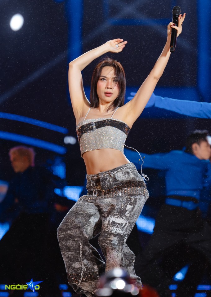 Mỹ Tâm diện đồ xuyên thấu, khoe vẻ sexy trong concert 6 Ở các tiết mục sôi động sau đó, Mỹ Tâm ưu tiên áo croptop khoe vòng hai thon gọn, nổi rõ cơ số 11.
