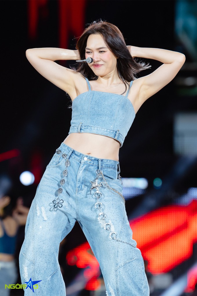 Mỹ Tâm diện đồ xuyên thấu, khoe vẻ sexy trong concert 8 Mỹ Tâm tiếp tục cởi áo, khoe vòng hai với bộ đồ jean phong cách năng động ở cuối chương trình, trong các tiết mục 'See The Light', "The Light", "Do It"...