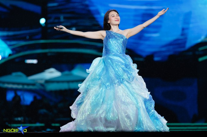 Mỹ Tâm diện đồ xuyên thấu, khoe vẻ sexy trong concert 9 Nữ ca sĩ còn đầu tư nhiều chiếc đầm dạ hội bắt mắt dành riêng cho các bản ballad như "Muộn màng là từ lúc", "Nếu có buông tay", "Đúng cũng thành sai"...