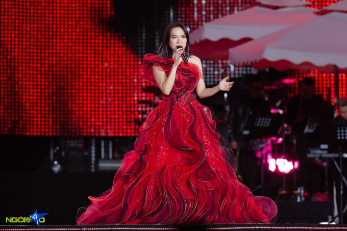 Mỹ Tâm diện đồ xuyên thấu, khoe vẻ sexy trong concert 10 Các thiết kế đều được may đo riêng, tính toán cẩn thận để đảm bảo nữ ca sĩ có thể thay đồ ngay trên sân khấu và không làm ảnh hưởng đến các tiết mục.