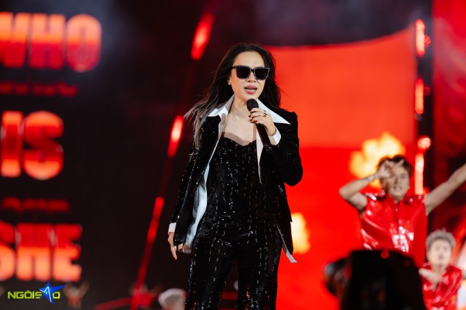 Mỹ Tâm diện đồ xuyên thấu, khoe vẻ sexy trong concert 11 Nữ ca sĩ thể hiện hình ảnh đa dạng, từ năng động trẻ trung đến quyến rũ, thanh lịch trên sân khấu, ứng với nội dung và cách dàn dựng của từng tiết mục.