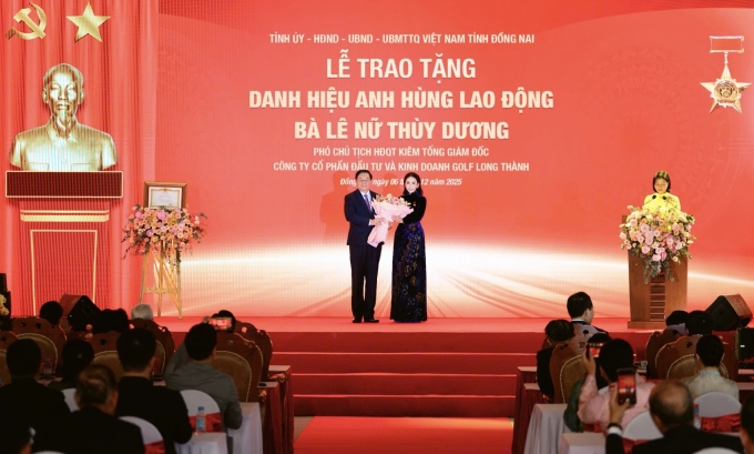 Đại tướng Nguyễn Trọng Nghĩa, Ủy viên Bộ Chính trị, Bí thư Trung ương Đảng, Chủ nhiệm Tổng cục Chính trị Quân đội Nhân dân Việt Nam tặng hoa chúc mừng Anh hùng Lao động Lê Nữ Thùy Dương. Ảnh: KN Holdings