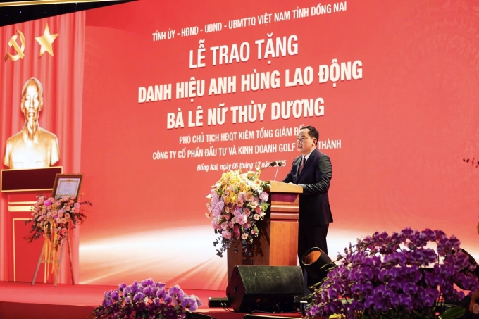 Ông Võ Tấn Đức, Phó Bí thư Tỉnh ủy Đồng Nai phát biểu chúc mừng Anh hùng Lao động Lê Nữ Thùy Dương. Ảnh: KN Holdings