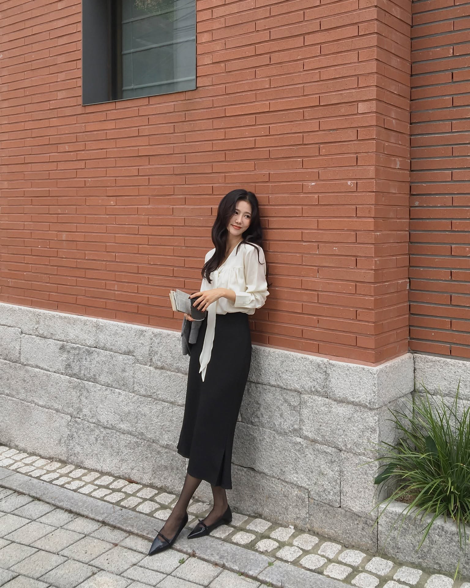 4 công thức mặc chân váy tới công sở trẻ trung, đẹp chuẩn không cần chỉnh- Ảnh 7. 4 công thức mặc chân váy tới công sở trẻ trung, đẹp chuẩn không cần chỉnh- Ảnh 7.