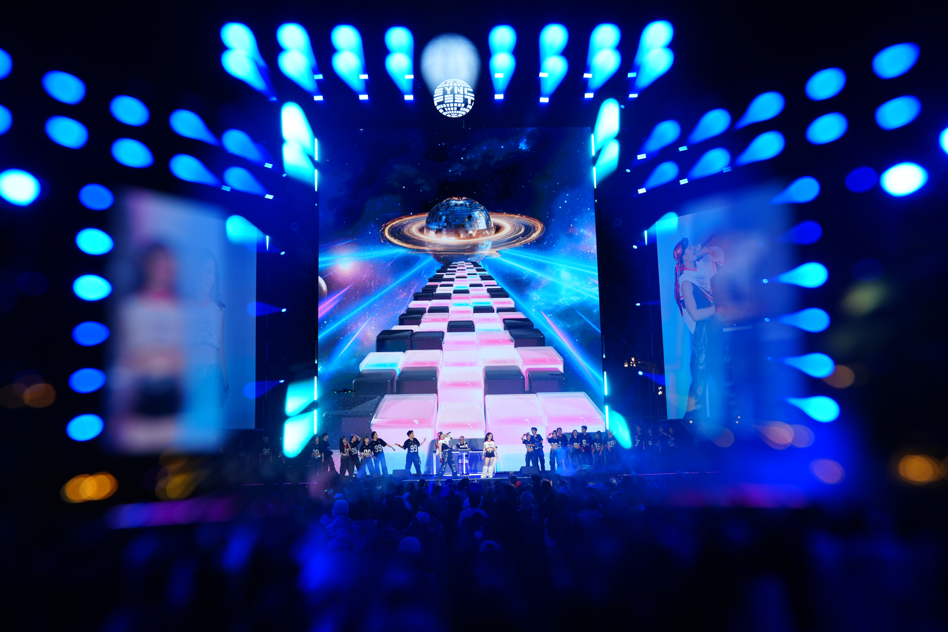 1765715766 518 SYNC FEST 2025 Khi khan gia tro thanh nghe si