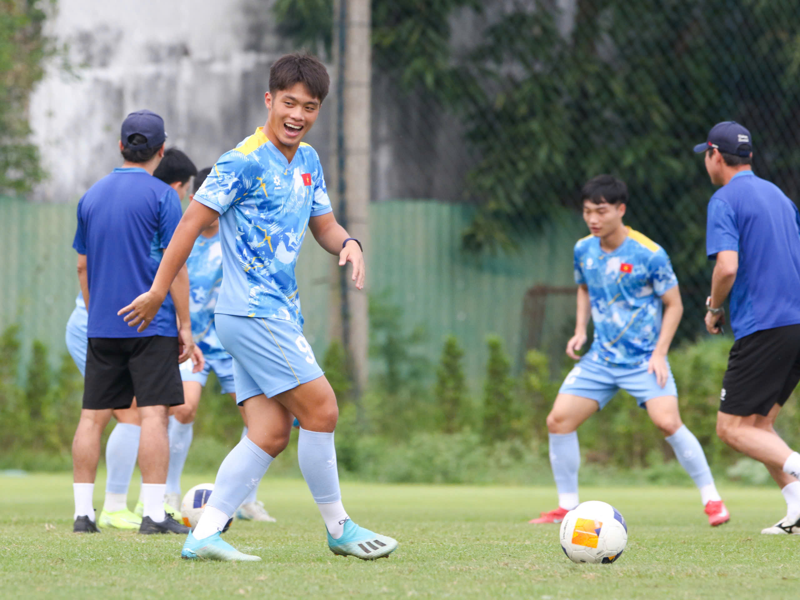 HLV Kim trổ tài 'đá ma' cực hay, U.23 Việt Nam hào hứng chờ bán kết thắng Philippines- Ảnh 6. HLV Kim trổ tài 'đá ma' cực hay, U.23 Việt Nam hào hứng chờ bán kết thắng Philippines- Ảnh 6.