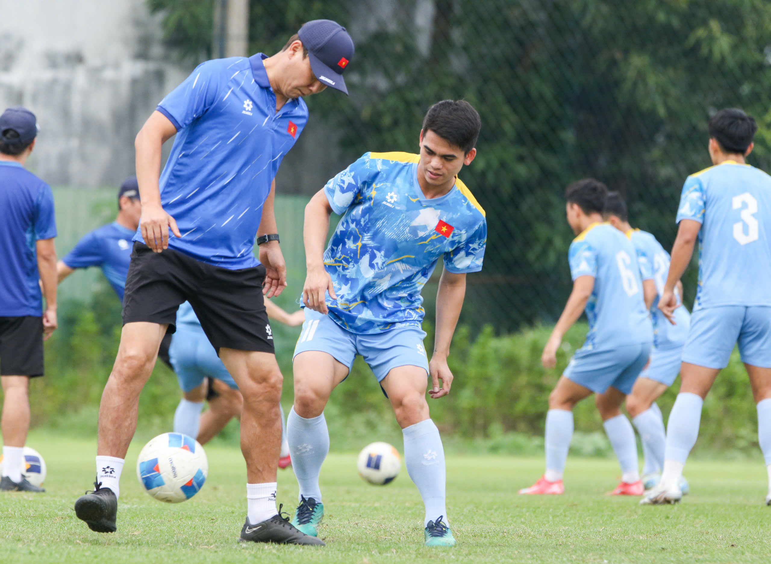 HLV Kim trổ tài 'đá ma' cực hay, U.23 Việt Nam hào hứng chờ bán kết thắng Philippines- Ảnh 8. HLV Kim trổ tài 'đá ma' cực hay, U.23 Việt Nam hào hứng chờ bán kết thắng Philippines- Ảnh 8.