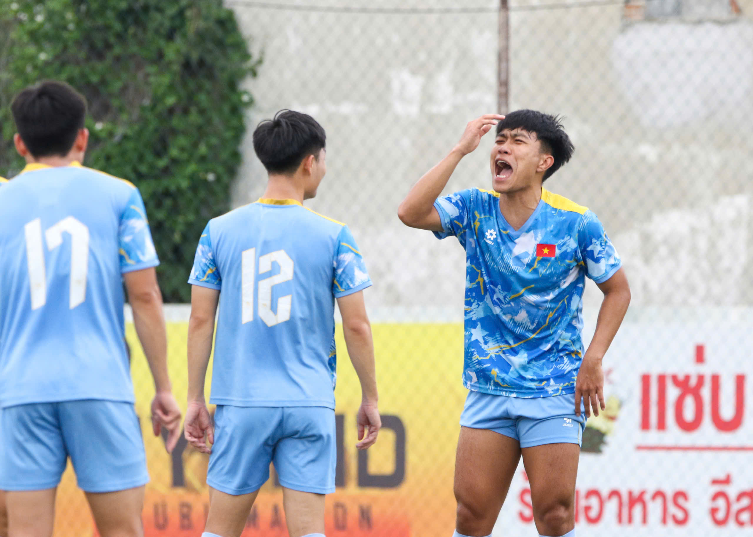 HLV Kim trổ tài 'đá ma' cực hay, U.23 Việt Nam hào hứng chờ bán kết thắng Philippines- Ảnh 11. HLV Kim trổ tài 'đá ma' cực hay, U.23 Việt Nam hào hứng chờ bán kết thắng Philippines- Ảnh 11.