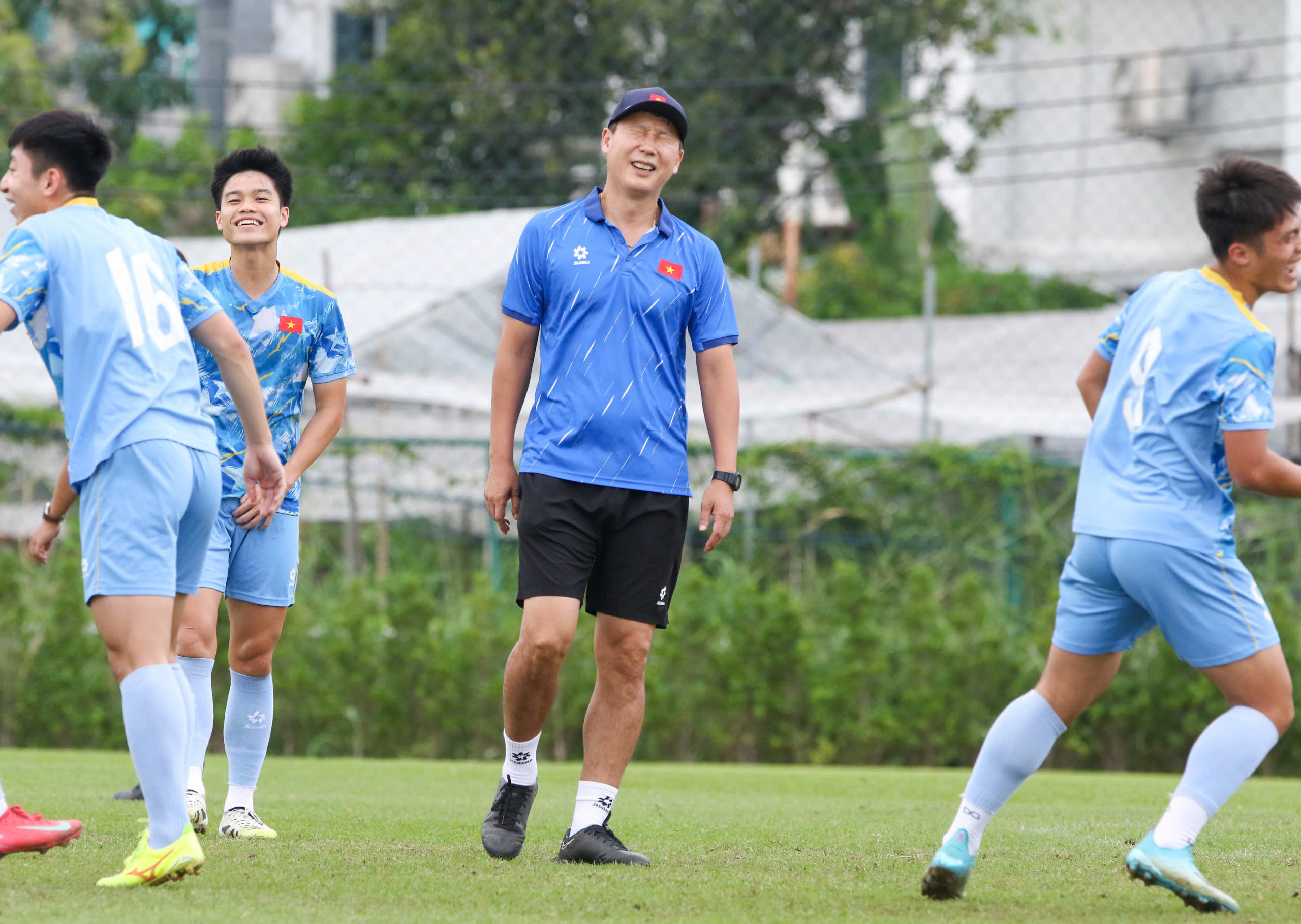 HLV Kim trổ tài 'đá ma' cực hay, U.23 Việt Nam hào hứng chờ bán kết thắng Philippines- Ảnh 14. HLV Kim trổ tài 'đá ma' cực hay, U.23 Việt Nam hào hứng chờ bán kết thắng Philippines- Ảnh 14.