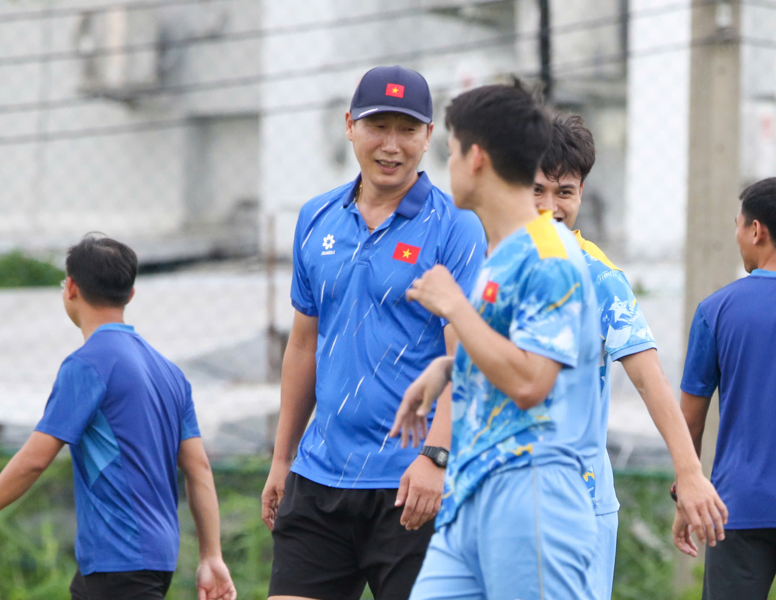 HLV Kim trổ tài 'đá ma' cực hay, U.23 Việt Nam hào hứng chờ bán kết thắng Philippines- Ảnh 15. HLV Kim trổ tài 'đá ma' cực hay, U.23 Việt Nam hào hứng chờ bán kết thắng Philippines- Ảnh 15.