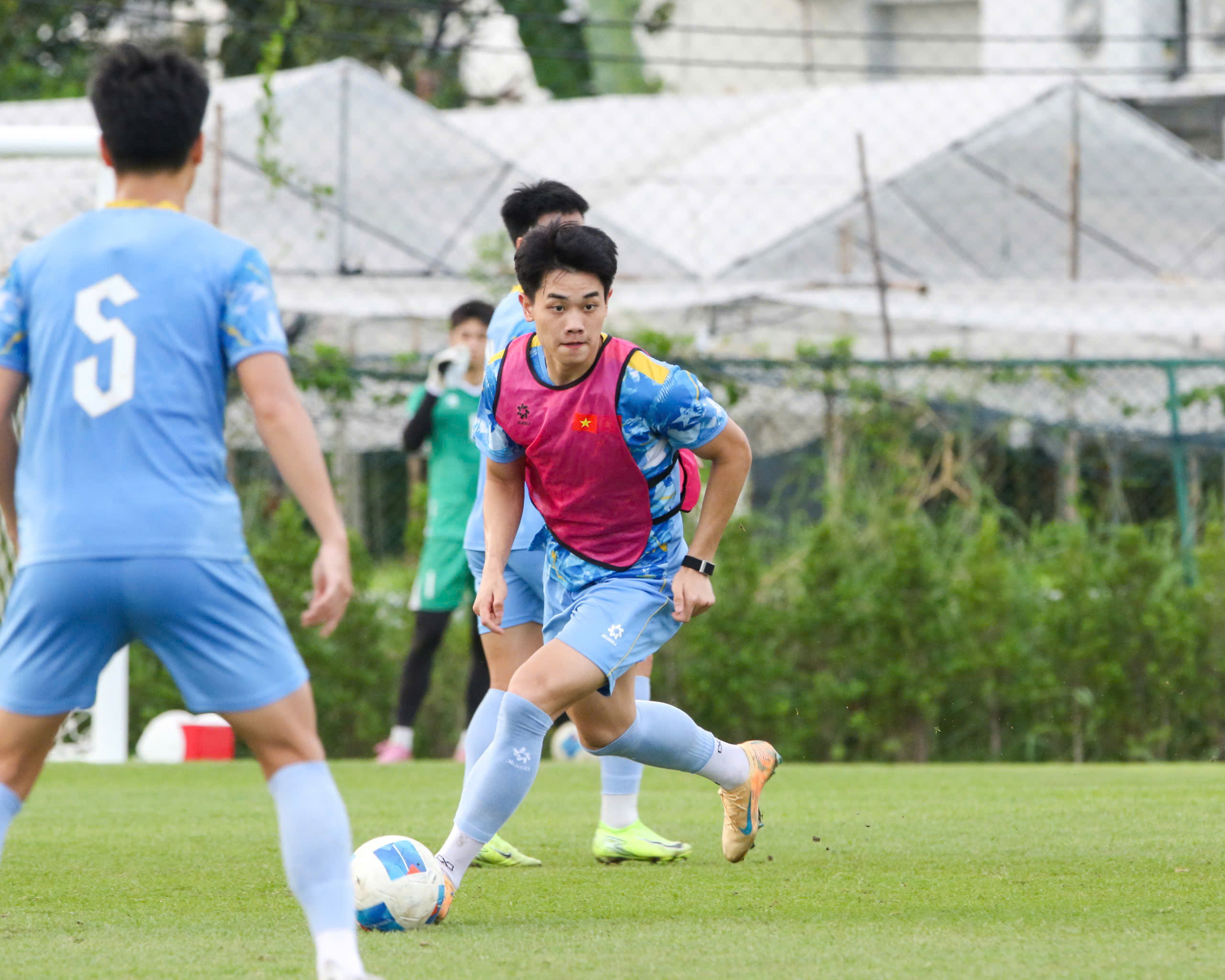 HLV Kim trổ tài 'đá ma' cực hay, U.23 Việt Nam hào hứng chờ bán kết thắng Philippines- Ảnh 20. HLV Kim trổ tài 'đá ma' cực hay, U.23 Việt Nam hào hứng chờ bán kết thắng Philippines- Ảnh 20.