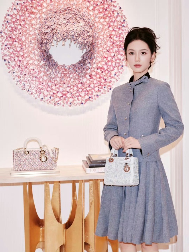 Đại sứ để chân trần giữa thời tiết âm 3 độ C, Dior hưởng lợi- Ảnh 3. Đại sứ để chân trần giữa thời tiết âm 3 độ C, Dior hưởng lợi- Ảnh 3.