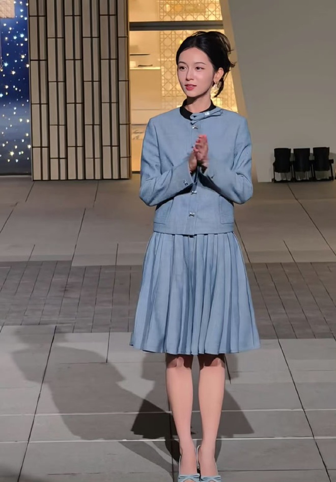 Đại sứ để chân trần giữa thời tiết âm 3 độ C, Dior hưởng lợi- Ảnh 4. Đại sứ để chân trần giữa thời tiết âm 3 độ C, Dior hưởng lợi- Ảnh 4.