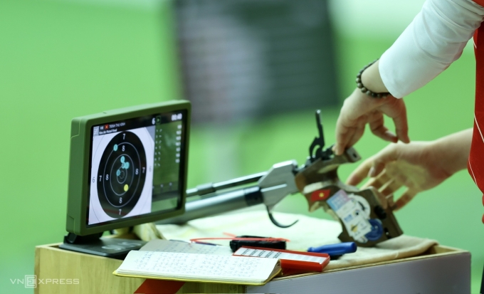 Cuốn sổ tay của Trịnh Thu Vinh ở phần thi 10m súng ngắn hơi nữ SEA Games 33. Ảnh: Hiếu Lương