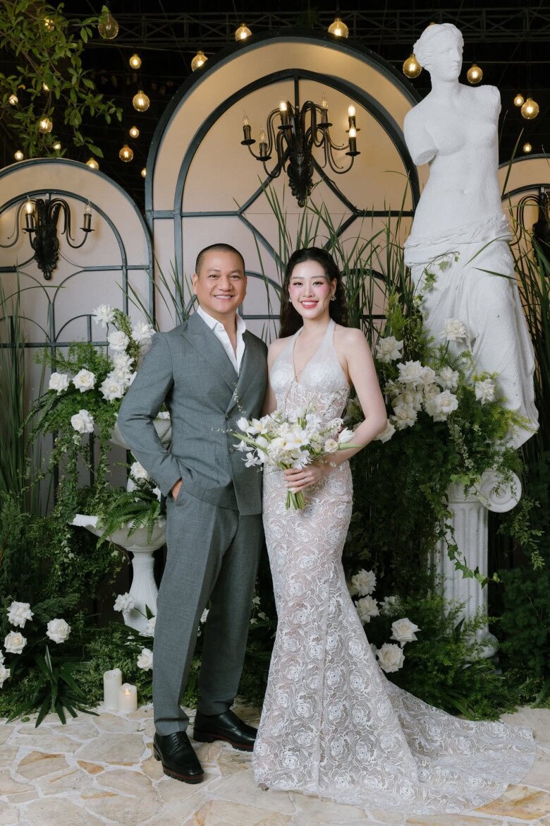 Vợ chồng Khánh Vân và Nguyễn Long tổ chức tiệc kỷ niệm 1 năm ngày cưới đầy lãng mạn.