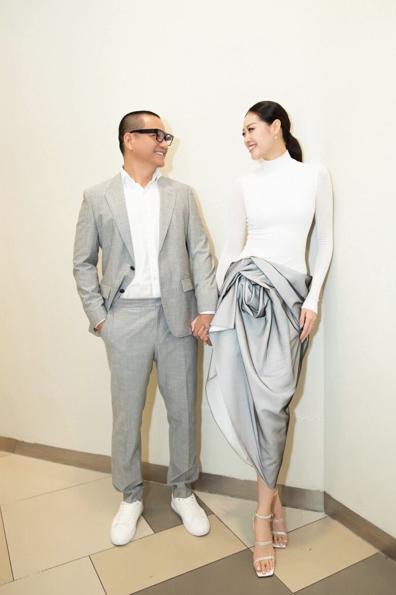 Nhiếp ảnh gia Nguyễn Long cùng vợ tham gia các sự kiện, tự tin hơn trước rất nhiều.