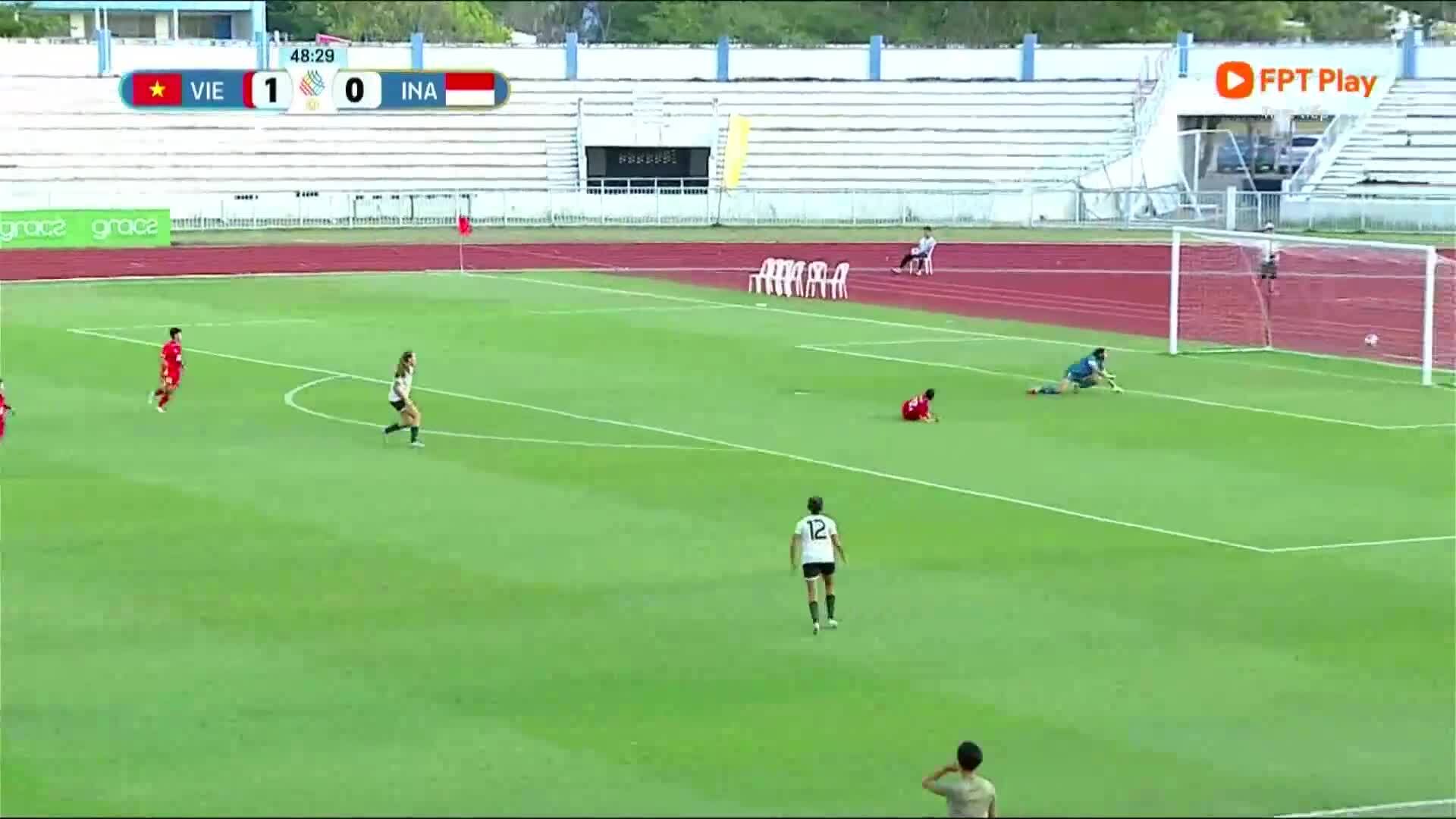 Việt Nam dẫn Indonesia 2-0 nhờ bàn thắng lạ