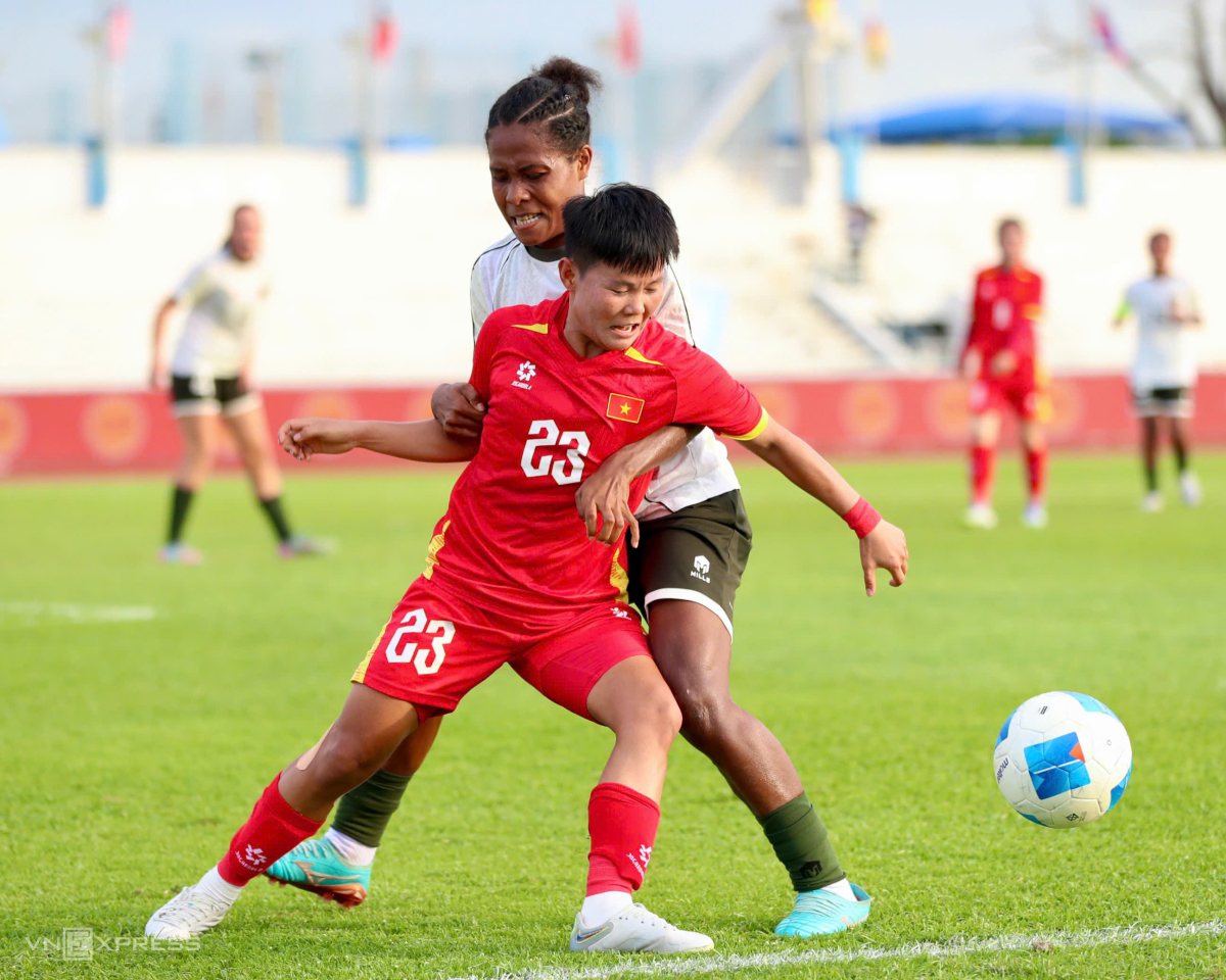 Bích Thùy trong một tình huống bị kèm sát. Ảnh: Đông Huyền